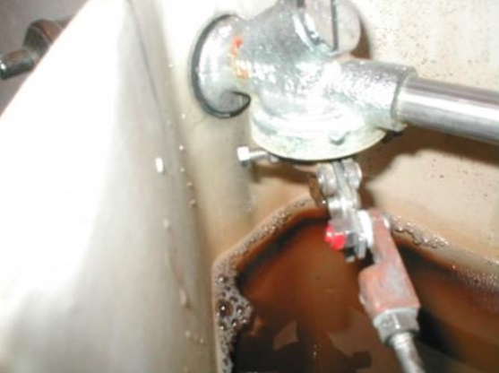 止水バルブ付近